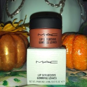M.A.C Lip Scrubtious 👄